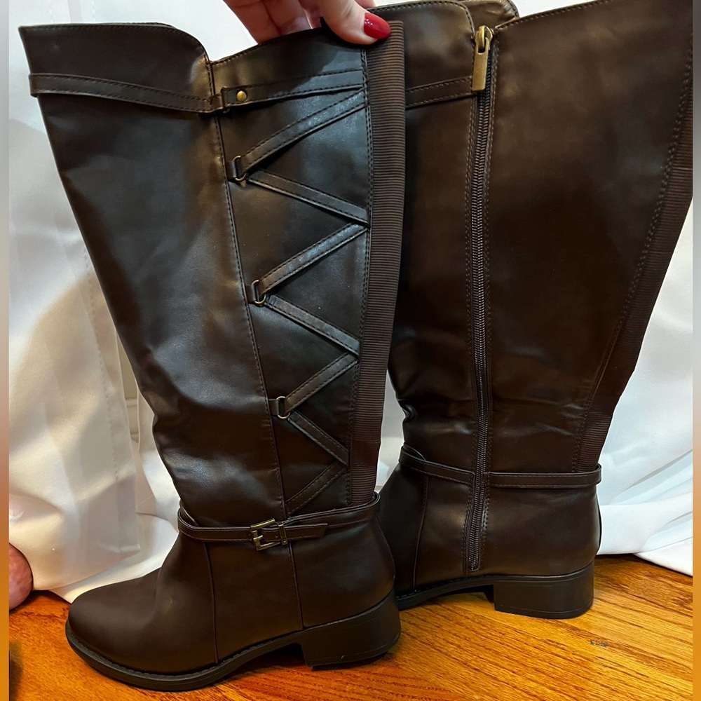 Knee boots not over the knee